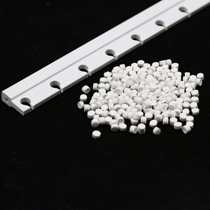 Sert 1.6g / Cm3 PVC Plastik Peletler Ekstrüzyon Profili 1